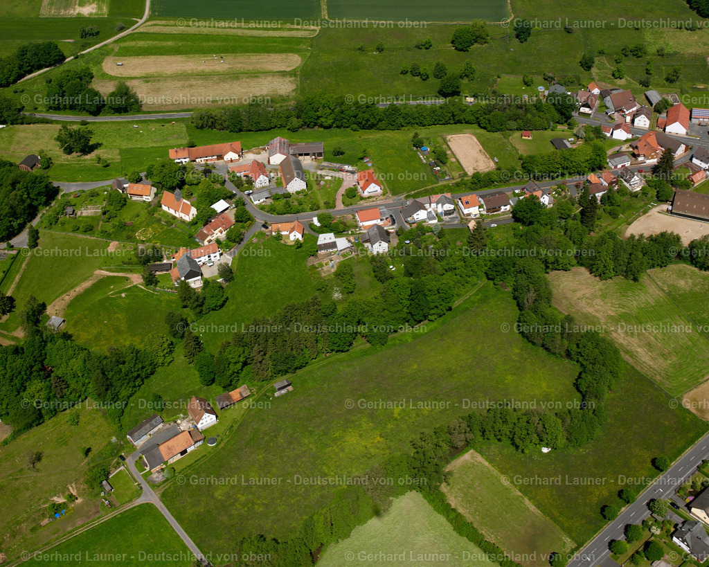 2615512 | BERNSBURG 09.06.2006 Landwirtschaftliche Nutzflächen und Feldgrenzen  umsäumen das Siedlungsgebiet des Dorfes in Bernsburg im Bundesland Hessen, Deutschland // Agricultural land and field boundaries surround the settlement area of the village  in Bernsburg in the state Hesse, Germany Foto: Gerhard Launer
