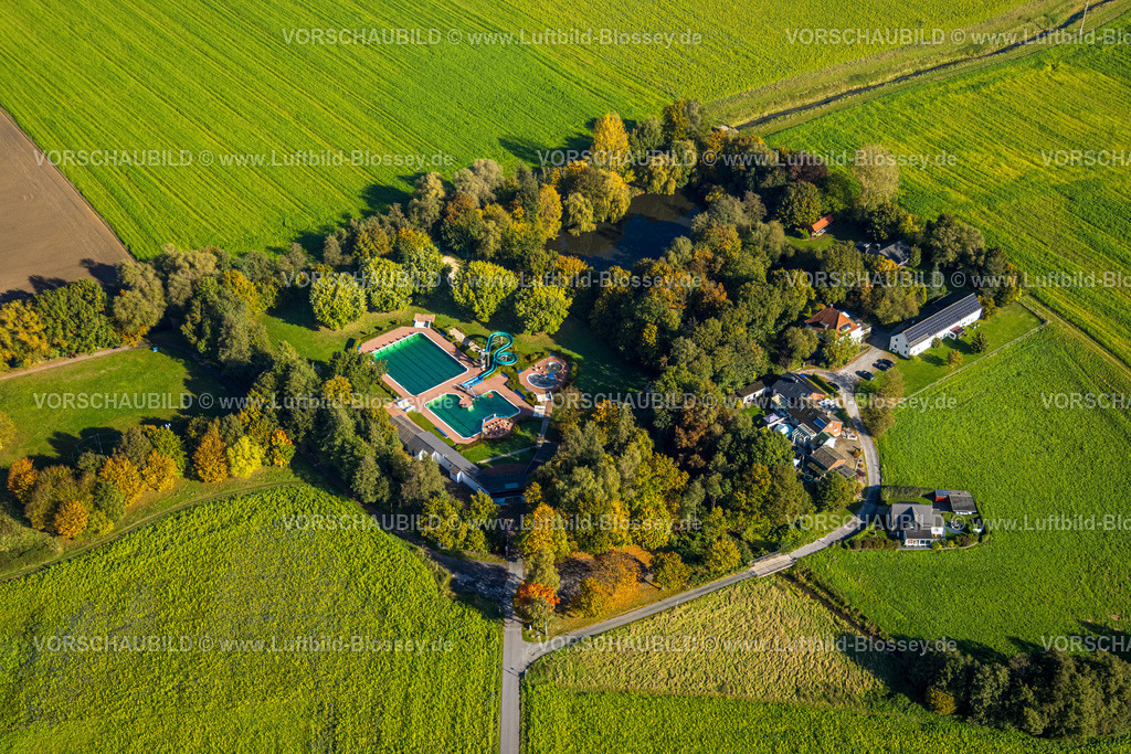 Selm241011739 | Luftbild, Freibad Selm, Schwimmbad mit Wasserrutsche und Kinderbecken, herbstliche Bäume, Selm, Münsterland, Nordrhein-Westfalen, Deutschland