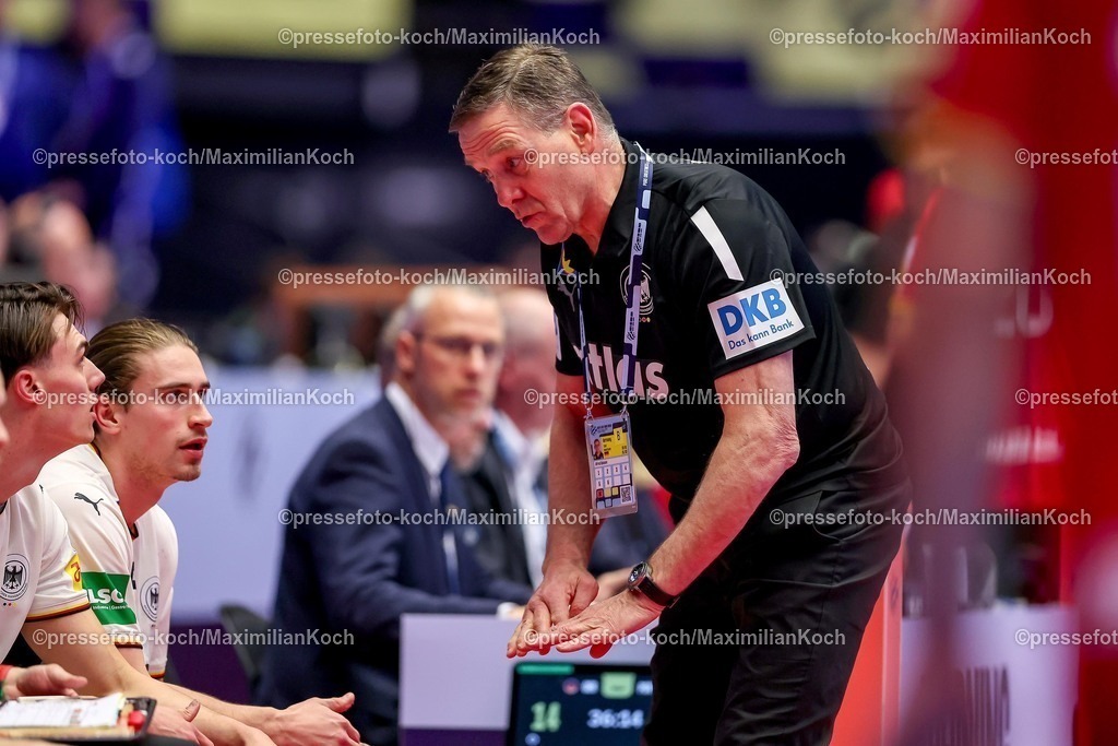EHF22012601147 | 22.01.2026, Handball, Men's EHF EURO 2026, Deutschland - Portugal, Jyske Bank Boxen in Herning, Dänemark, Main Round: Headcoach Alfred Gislason (Germany #hc) gestikulierend am Spielfeldrand  macht seienn Spielern eine Ansage auf der Bank