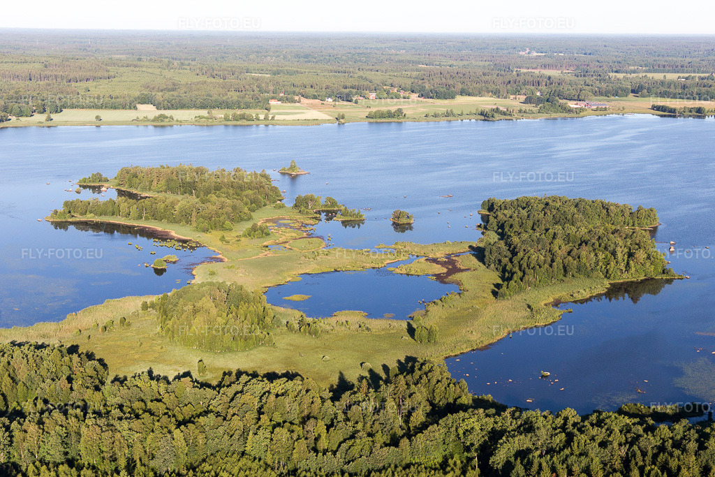 Vue aérienne: Vue de la ville à Hårestorp dans le département Kronoberg, Suède. Photo: IMG_108325.jpg prise le 30/06/2018 par Werner Riehm/FLY-FOTO.eu – Résolution de l'original: 5472 x 3648 px