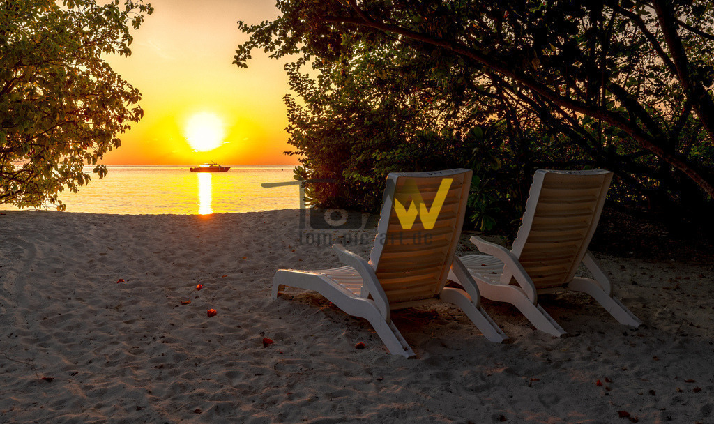 Liegestühle am Strand auf den Malediven | Hochauflösende und hochwertige Bilder und Fotos.Kommerzielle oder private Nutzung ✔ Bilder downloaden✔ Acryl ✔ Leinwand ✔ Poster ✔
 - Realisiert mit Pictrs.com