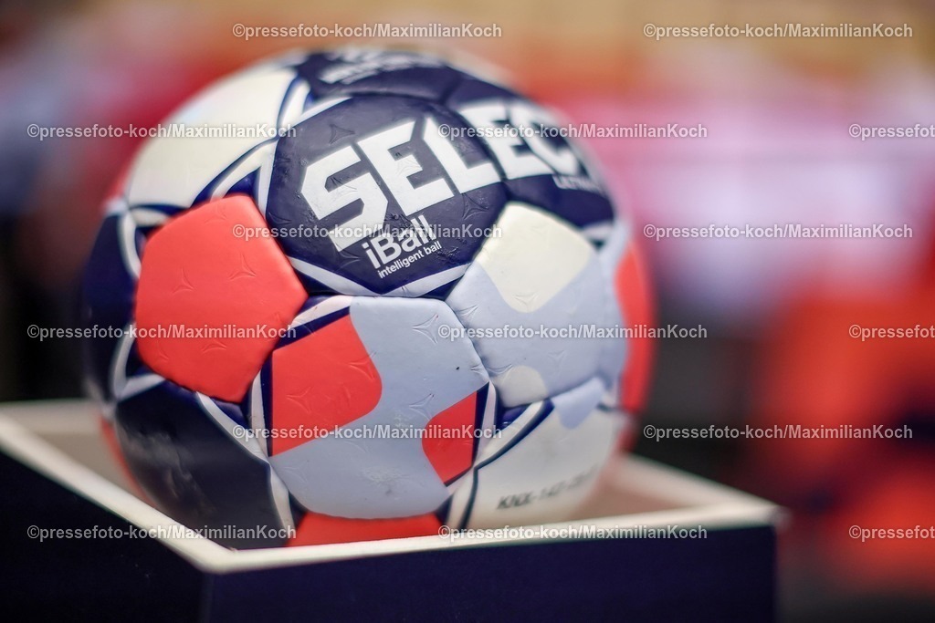 EHF18012601172 | 18.01.2026, Handball, Men's EHF EURO 2026, Portugal - Nordmazedonien, Jyske Bank Boxen in Herning, Dänemark, Preliminary Round: Spielball Select iBall