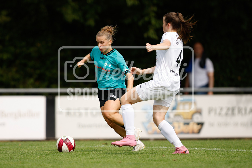 Fußball I Frauen I Westfalenpokal 26-27 I DJK GW Amelsbüren - SSV Rhade  I 18742 | Frauke Kaplon (26, SSV Rhade) und Kristin Herbers (4, DJK GW Amelsbüren) im Zweikampf - Realisiert mit Pictrs.com