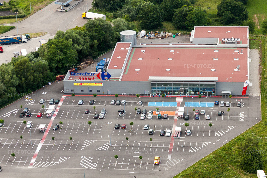 Vue aérienne: Succursale du supermarché et parking du Carrefour Market de Lauterbourg à Scheibenhard dans le département Bas Rhin, France. Photo: IMG_28735.jpg prise le 14/06/2010 par Werner Riehm/FLY-FOTO.euRésolution de l'original: 4752 x 3168 px