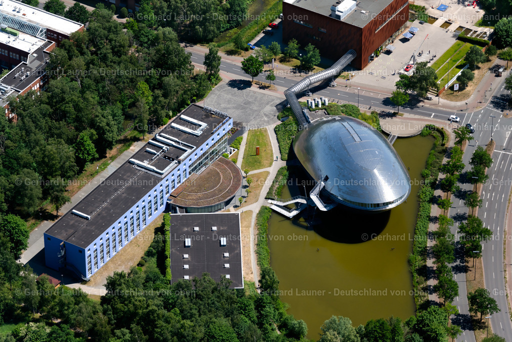 4028956 | BREMEN 01.06.2020 Freizeitzentrum - Vergnügungspark Universum Bremen - Interaktive Wissenschaftsausstellung im Ortsteil Horn-Lehe in Bremen, Deutschland. Das in der Form einer Muschel ähnliche Gebäude ist Wissenschaftszentrum für Erde und Kosmos mit Erlebnispark zum Thema Bewegung sowie vielfältigen Wechselausstellungen. Weiterführende Informationen bei: Ingenieurbüro Marien,  KLUMPP ARCHITECTS URBAN PLANNERS ATTRACTION DESIGN,  Universum Managementgesellschaft mbH. Nur für redaktionelle Nutzung freigegeben ! // Leisure Centre - Amusement Park Universum Bremen in the district Horn-Lehe in Bremen, Germany. Further information at: Ingenieurbuero Marien,  KLUMPP ARCHITECTS URBAN PLANNERS ATTRACTION DESIGN,  Universum Managementgesellschaft mbH. Editorial use only ! Foto: Gerhard Launer