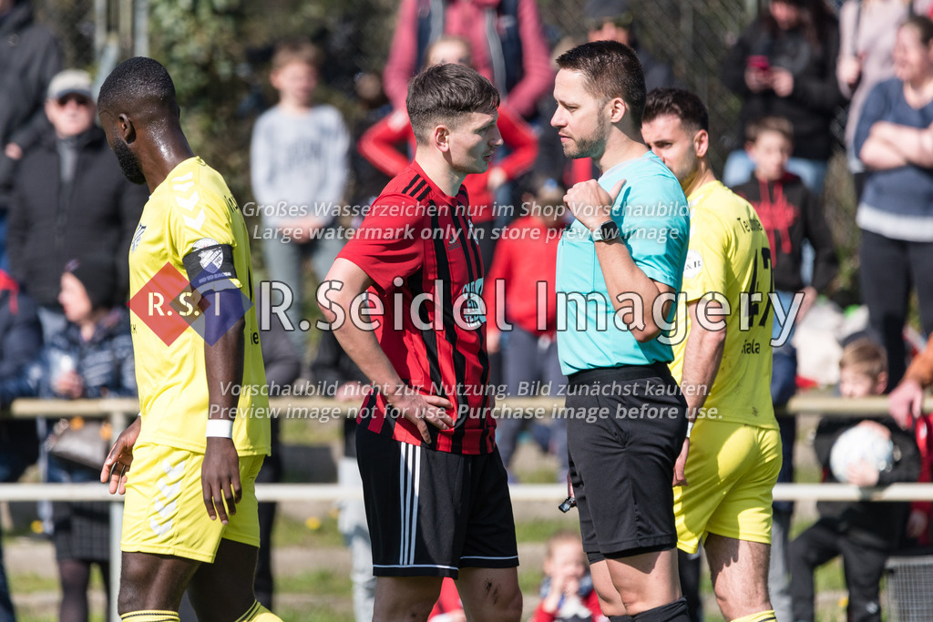 Fußball, Saison 2022/23, LOTTO-Pokal, WTSV Concordia - FC Teutonia 05, Sportpark Hinschenfelde (Hamburg), 10.04.2023, Halbfinale | Fabian Porsch (Schiedsrichter) unterhält sich mit Vincent Janelt (#9, Concordia)