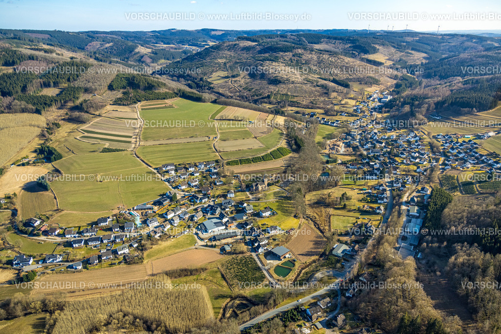 Kirchhundem250308870Heisberg | Luftbild, Neubau Wohngebiet Ortsansicht Heisberg Albaum mit Kirche Herz-Jesu, Waldgebiet Hügellandschaft mit Waldschäden, Albaum, Kirchhundem, Sauerland, Nordrhein-Westfalen, Deutschland