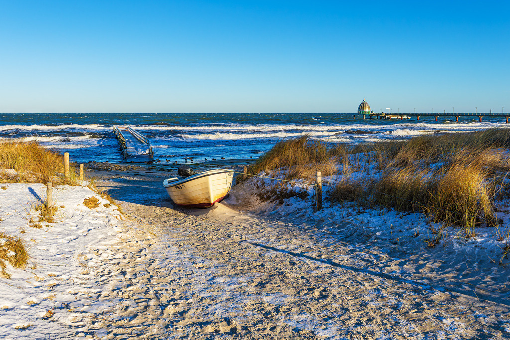 Fischerboot und Seebrücke an der Ostseeküste bei Zingst auf dem Fischland-Darß | Fischerboot und Seebrücke an der Ostseeküste bei Zingst auf dem Fischland-Darß.