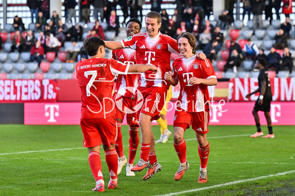 FC Bayern München U19 - Sporting Lissabon U19 | MUNICH, GERMANY - 09. DECEMBER: Jubel der Bayern nach dem Treffer zum 3-1 durch Bohdan OLYCHENKO (FC Bayern München U19 11) / Tor / Torschuetze / Freude / Happy während dem Match zwischen der U19 des FC Bayern München und der U19 von Sporting Lissabon am 6. Spieltag der UEFA Youth League Ligaphase am FC Bayern Campus