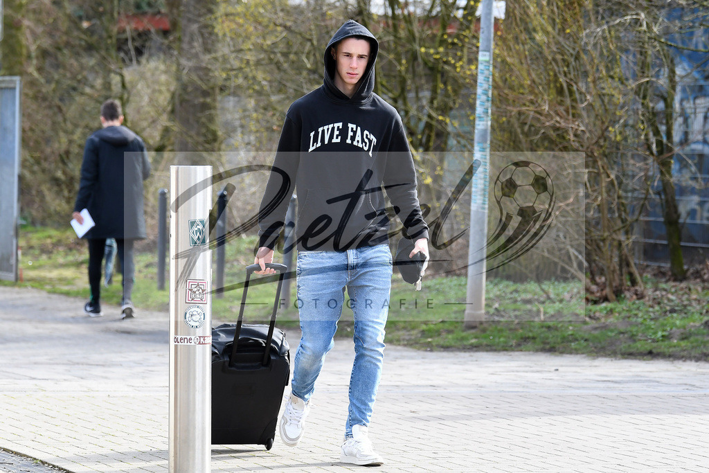 20200303_PKWBRE_0086 | Fussball, Herren: Marco Friedl (Werder Bremen) schaut auf dem Weg ins wohninvest Weserstadion am 03.03.2020 in Bremen, Deutschland. - Realisiert mit Pictrs.com