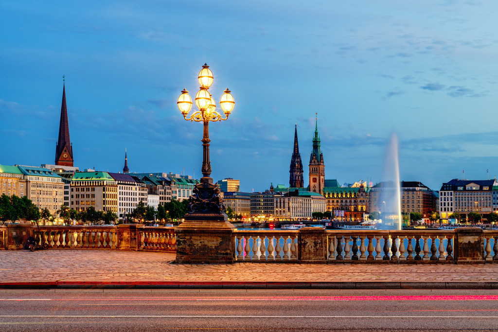 10240801 - Blaue Stunde auf der Lombardsbrücke | Blick über die Lombardsbrücke auf die abendlichte Binnenalster.