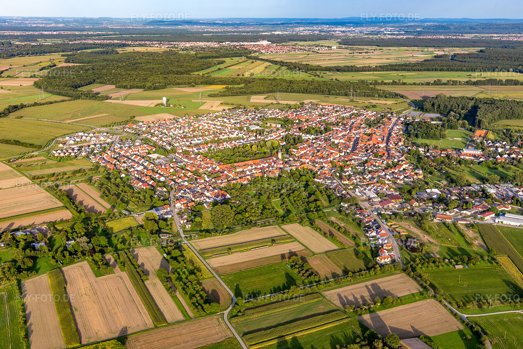 Luftbild: Ortsansicht von Westen im Ortsteil Liedolsheim in Dettenheim im Bundesland Baden-Württemberg in Deutschland. Foto: IMG_102450.jpg vom 24.08.2017 durch Werner Riehm/FLY-FOTO.de