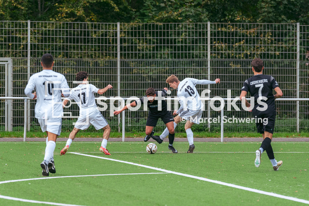 SSV Germania Wuppertal – Cronenberger SC | Tarik Özkan (10, SSV Germania Wuppertal), Ege Erdem (17, SSV Germania Wuppertal), Rico Peter Hein (11, Cronenberger SC) Nazar Kasianchuk (13, SSV Germania Wuppertal) und Yassin Bouaasria (7, Cronenberger SC) v.l. .Bezirksliga Niederrhein, Gruppe 2: SSV Germania Wuppertal gegen Cronenberger SC, Wuppertal, 11.10.2026. Endstand: 1:4. sportimfokus / Marcel Schwering - Realisiert mit Pictrs.com