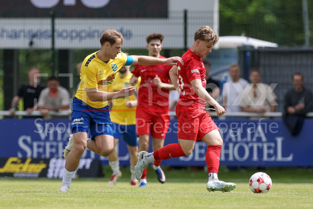Fussball, Aufstiegsrunde Regionalliga Nord, SV Todesfelde - Blumenthaler SV | v.li.: Mats Jonathan Klüver (SV Todesfelde, 10) und Dennis Brendow (Blumenthaler SV, 15) im Zweikampf, Duell, Dynamik, Aktion, Action, Spielszene