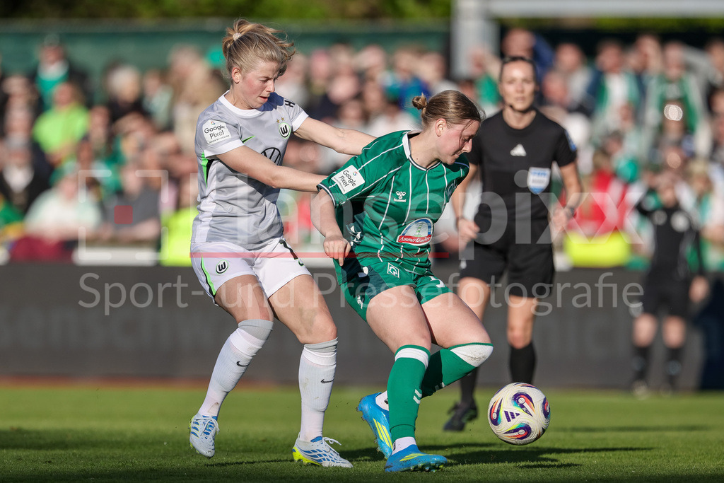 Fussball, Google Pixel Frauen-Bundesliga, SV Werder Bremen - VfL Wolfsburg | v.li.: Justine Kielland (VfL Wolfsburg, 18) und Sarah Gutmann (SV Werder Bremen, 32) im Zweikampf, Duell, Dynamik, Aktion, Action, Spielszene, DIE DFB-RICHTLINIEN UNTERSAGEN JEGLICHE NUTZUNG VON FOTOS ALS SEQUENZBILDER UND/ODER VIDEOÄHNLICHE FOTOSTRECKEN. DFB REGULATIONS PROHIBIT ANY USE OF PHOTOGRAPHS AS IMAGE SEQUENCES AND/OR QUASI-VIDEO.