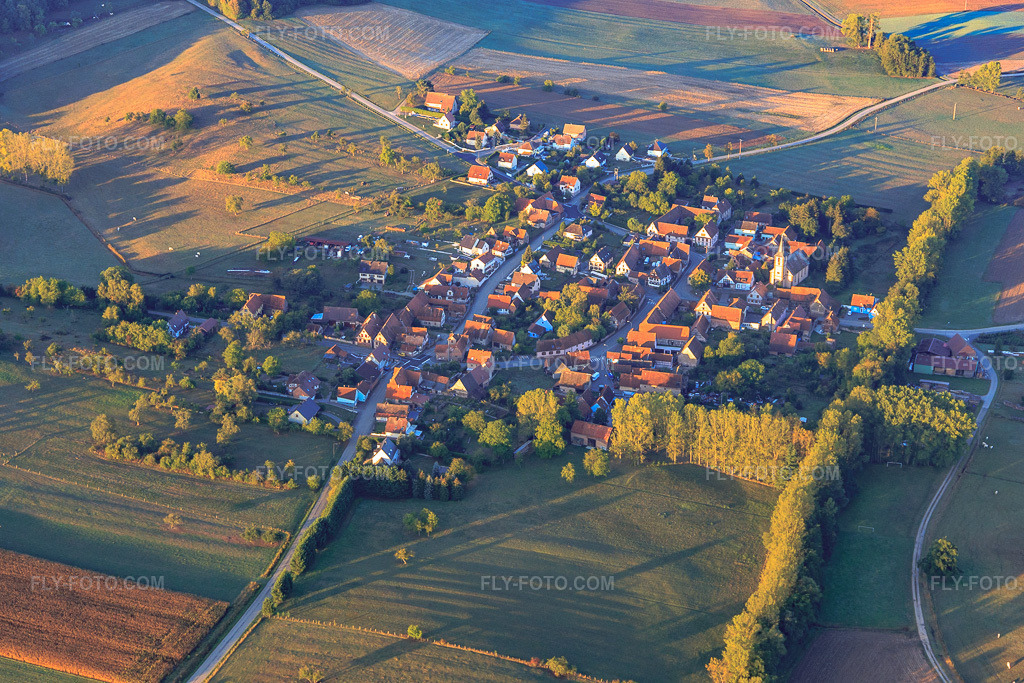 Aerial view: View of the town from the northeast in Uttwiller in the state Bas-Rhin, France. – Photo: IMG_111640.jpg taken on 09/16/2018 by Werner Riehm/FLY-FOTO.com – Resolution of the original: 4863 x 3242 px