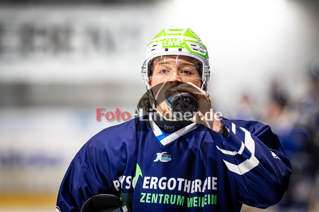 EHC Waldkraiburg LÖWEN gegen Peißenberg MINERS | Eishockey Bayernliga 2025/26 Pre-Playoff Spiel 3, EHC Waldkraiburg LÖWEN gegen Peißenberg MINERS, 20260203,Weiland PARRISH (MINERS 13) Trinkause, trinkt,2026-02-03 in Waldkraiburg (Raiffeisen Arena), Weiland PARRISH (MINERS 13)Copyright: WolfgangxLindner www.foto-lindner.de