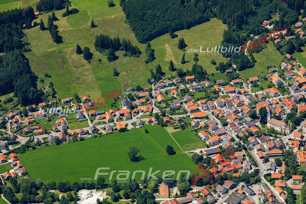 Aktuelles Luftbild von  Peiting - Die Luftaufnahme wurde 2022 mittels UL-Flugzeug erstellt ( keine Drohne ) - hochauflösende Kamera-Systeme von  Canon -Beste Qualität - Für grossformatige Ausdrucke geeignet. Die Geschenkidee !