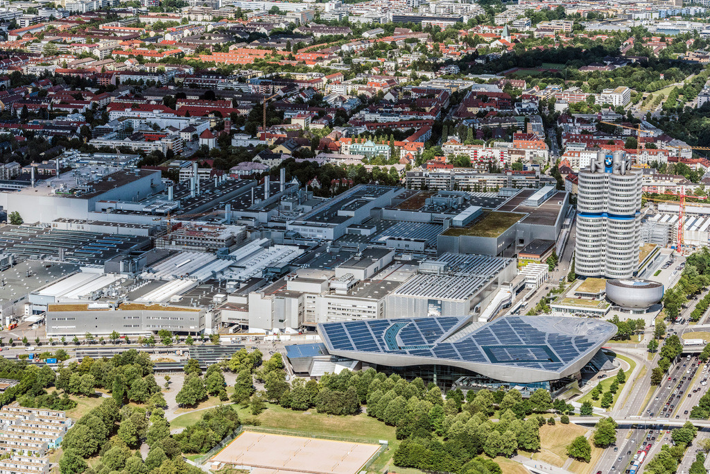 dr__0019525.jpg | MüNCHEN 04.07.2017 Die BMW-Welt ist ein kombiniertes Ausstellungs-, Auslieferungs-, Erlebnis-, Museums- und Eventgebäude in München im Bundesland Bayern und ist Teil der Konzernzentrale des Automobilherstellers BMW. In der sogenannten Markenwelt, einem Ausstellungspavillon, werden die aktuellen Modelle von BMW, MINI, Rolls-Royce Motor Cars und BMW Motorrad sowie Innovationen und Technik präsentiert. Auf dem Dach des Multifunktionsgebäudes produziert eine Solaranlage Strom. Architekten des Gebäudes sind Prof.  Wolf D. Prix und das Architektenbüro Coop Himmelb(l)au. // The BMW Welt is a combined exhibition, delivery, adventure, museum and event venue in Munich in Bavaria and is part of the corporate headquarters of the car manufacturer BMW. In the so-called brand world, an exhibition pavilion, the current models of BMW, MINI, Rolls-Royce Motor Cars and BMW Motorrad, innovations and technology are presented. On the roof of the multifunctional building a solar power plant produces electricity. Architect of the building are Prof. Wolf D. Prix and the architectural firm Coop Himmelb (l) au. Foto: Daniel Reiter