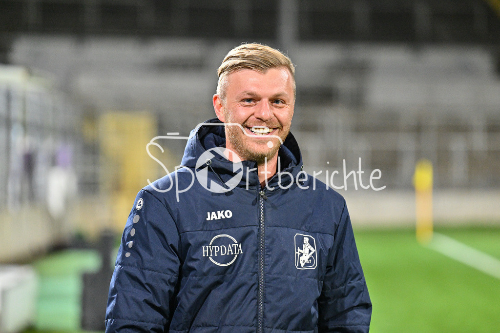 FC Bayern Amateure - TSV Schwaben Augsburg | Im Bild Benedikt SCHMOLL sportlicher Leiter TSV Schwaben Augsburg nach der Niederlage in Muenchen / Freisteller / Einzelfoto / Regionalliga Bayern: FC Bayern Muenchen II - TSV Schwaben Augsburg, Gruenwalder Stadion am am 25.10.2024