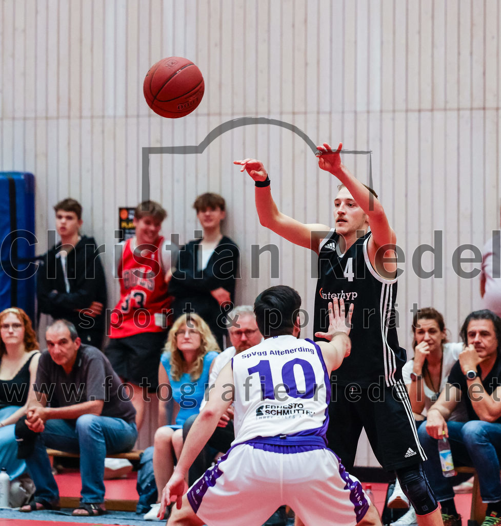 2022-05-15_070_SpVgg_Altenerding_gegen_TSV_Muenchen-Forstenried | Erding, Deutschland, 15.05.2022:
Basketball, Bezirksliga 2021 / 2022, Play-Offs, SpVgg Altenerding gegen TSV München-Forstenried, Endergebnis: 55:57

Abdul Azim Amani (SpVgg Altenerding, #10), Philipp Wißmeier (TSV München-Forstenried, #4)

Foto: Christian Riedel / fotografie-riedel.net