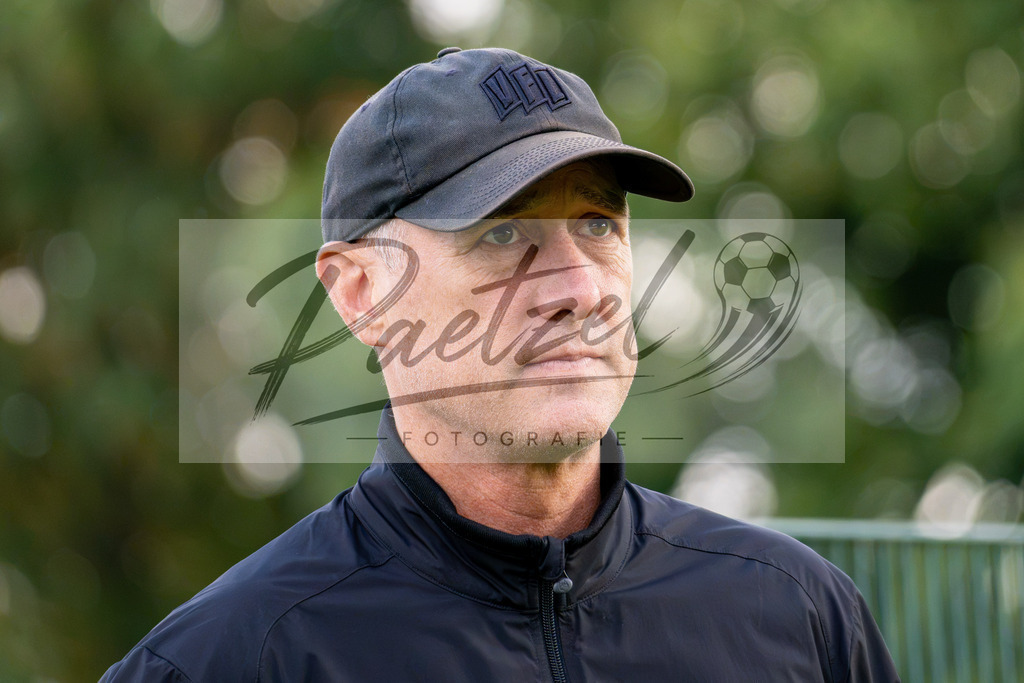 20260909_TRAOSN_0736 | Fußball, Herren: Direktor Profifußball Joe Enochs (VfL Osnabrück) schaut beim Training des VfL Osnabrück am 09.09.2026 im Sportpark Illoshöhe in Osnabrück, Deutschland.(Foto von Nico Paetzel) - Realisiert mit Pictrs.com