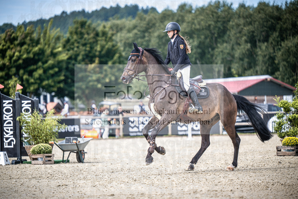 DOS_9179 | Entdecke hochwertige Reitturnierfotos von Foto Oger. Professionell, emotional und authentisch – jetzt Lieblingsmomente im Shop bestellen.Deutschlandweite Turnierfotografie. - Realisiert mit Pictrs.com
