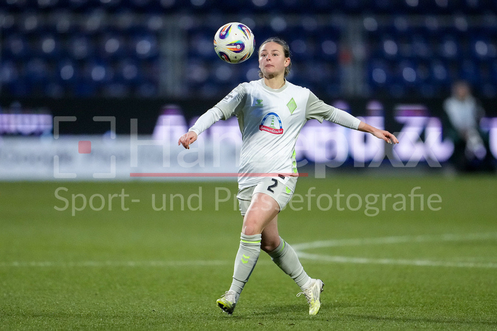 Fussball, Google Pixel Frauen-Bundesliga, TSG 1899 Hoffenheim - SV Werder Bremen | Chiara D Angelo (Werder, 2), am Ball, Freisteller, Ganzkörper, Einzelbild, Einzelfoto, Aktion, Action, 01.02.2026, Sinsheim (Hoffenheim)  (Deutschland), Fussball, Google Pixel Frauen-Bundesliga, TSG 1899 Hoffenheim - SV Werder Bremen, DFB/DFL REGULATIONS PROHIBIT ANY USE OF PHOTOGRAPHS AS IMAGE SEQUENCES AND/OR QUASI-VIDEO., DIE DFB-RICHTLINIEN UNTERSAGEN JEGLICHE NUTZUNG VON FOTOS ALS SEQUENZBILDER UND/ODER VIDEOÄHNLICHE FOTOSTRECKEN. DFB REGULATIONS PROHIBIT ANY USE OF PHOTOGRAPHS AS IMAGE SEQUENCES AND/OR QUASI-VIDEO.