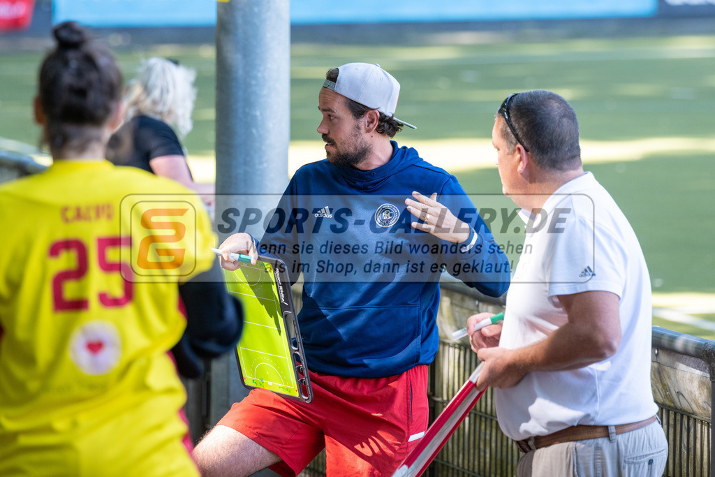 SFE_20220903_0116 | Martin Schultze ( Trainer Bremer HC ) Stefan Freise ( Co-Trainer Bremer HC ) ; 1. Bundesliga Hockey Herren Rot-Weiss Köln - Bremer HC am 03.09.2022 in Köln (KTHC Stadion Rot-Weiss Köln Tennis and Hockey Club), Photo: Stephan Fehrmann 2022 (Sports-Gallery)