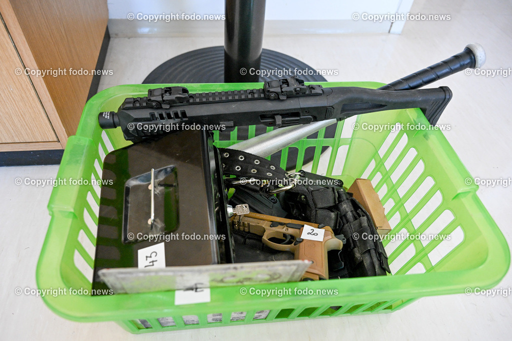 Polizei Traun_ Waffenfund_ 04.09.2023-6 | 04.09.2023, Bezirkspolizeikommando Traun, AUT, Waffenfund, im Bild sichergestellte Waffen, Langwaffen Faustfeuerwaffen, Munition, Munitionskisten, Magazine