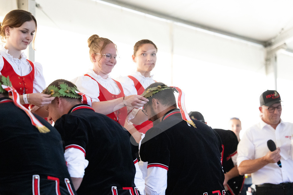 Rigi2025_3054 | Die Schwinger des Schwyzer Kantonalen Schwingerverbandes: Fotos, die Dynamik und Leidenschaft festhalten, sowie emotionale Momente aus dem traditionellen Schwingsport zeigen. - Realisiert mit Pictrs.com