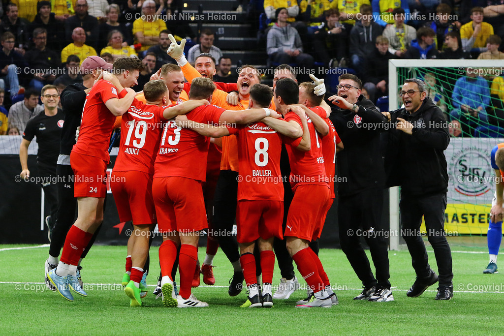 NH_SHFVHallenmasters2024_WunderinoArena_14012024 | Der FC Kilia Kiel bejubelt den Sieg bei den SHFV Hallenmasters 2024.

SHFV Hallenmasters 2024 I Wunderino-Arena I 14.01.2024