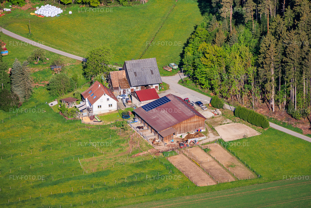 Luftbild: Aussiedlerhof im Ortsteil Stampfe im Ortsteil Seedorf in Dunningen im Bundesland Baden-Württemberg in Deutschland. – Foto: IMG_156374.jpg vom 17.05.2026 durch Werner Riehm/FLY-FOTO.de – Auflösung des Originals: 5599 x 3733 px
