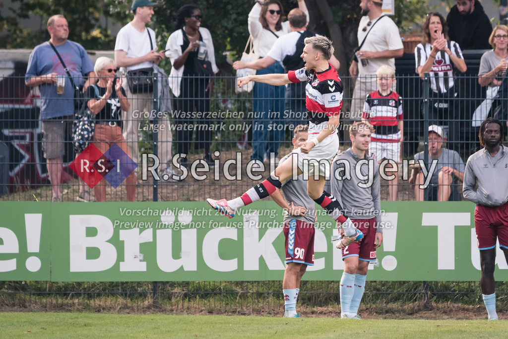 RS-1-136082 | Gianluca Przondziono (#10, AFC, Torschütze) springt jubelnd in die Luft