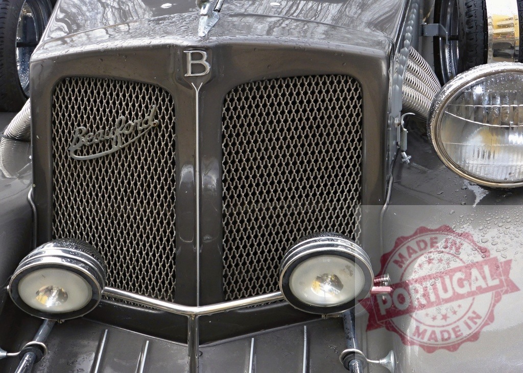 Close-up of a vintage Bedford car showing the front grill and headlights | Classic Bedford vehicle glistening after rain, showcasing its iconic honeycomb grill and headlights - Realisiert mit Pictrs.com