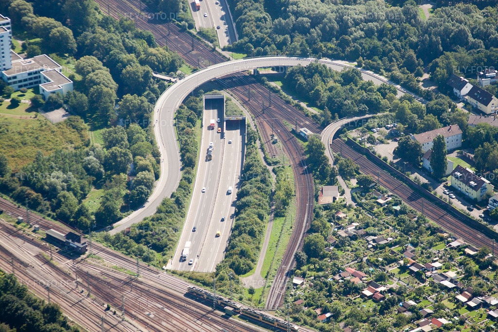 Luftbild: Ein- und Ausfahrt des Edeltrud Tunnel der Südtangente die Straße B10 verläuft durch den Tunnel im Ortsteil Beiertheim - Bulach im Ortsteil Beiertheim-Bulach in Karlsruhe im Bundesland Baden-Württemberg in Deutschland. Foto: IMG_32097.jpg vom 20.08.2010 durch Werner Riehm/FLY-FOTO.de
