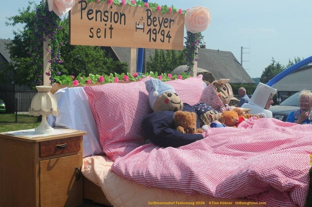 Geißmannsdorf-2026-Festumzug-185 | Festumzug in Geißmannsdorf bei Bischofswerda im Juni 2026. Fotografische Eindrücke und Momentaufnahmen vom Festumzug anläßlich des 800-jährigen Bestehens von Geißmannsdorf - mit Teilnehmern und Gästen, Strohpuppen und geschmückten Vorgärten und Grundstücken - Realisiert mit Pictrs.com
