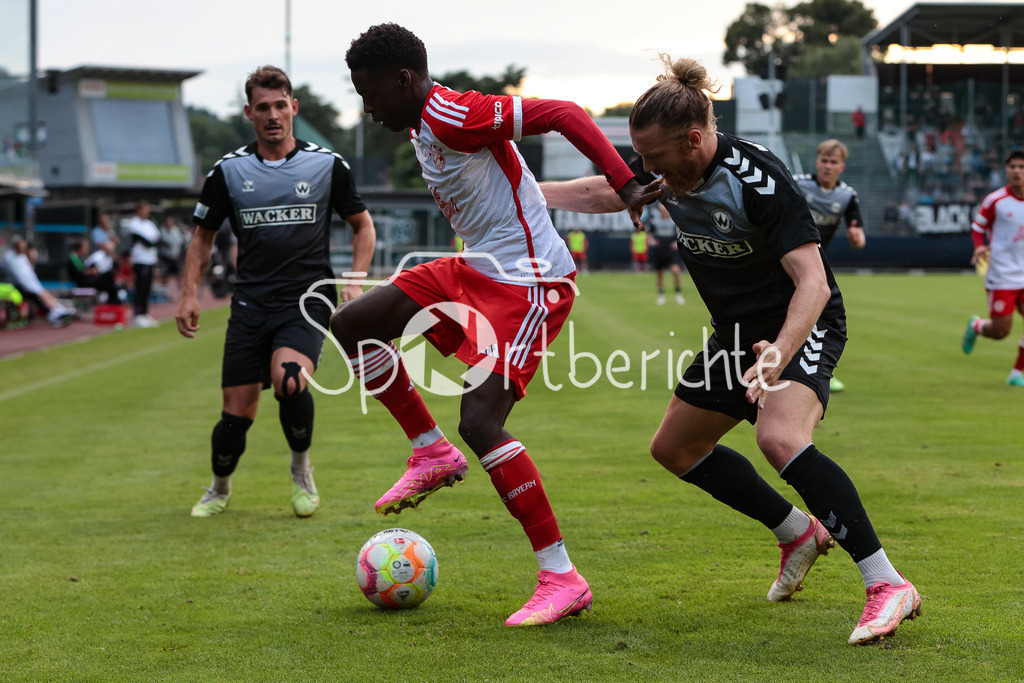 SV Wacker Burghausen - FC Bayern Amateure | Noel ASEKO NKILI (FCB #21) im Duell mit Moritz SOMMERAUER (SVW #35)