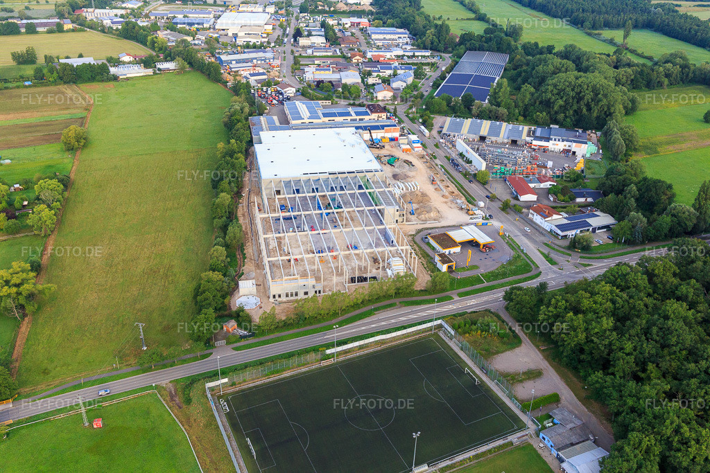 Luftbild: Baustelle zum Bau des neuen Logistikpark der HANSAINVEST und DFI-Real-Estate Kandel nach Abriss des OBI-Markts im Ortsteil Minderslachen in Kandel im Bundesland Rheinland-Pfalz in Deutschland. – Foto: IMG_149467.jpg vom 09.08.2025 durch Werner Riehm/FLY-FOTO.de – Auflösung des Originals: 5472 x 3648 px – Entdecke HANSAINVEST | Kapital-verwaltungs-gesellschaft: Hansainvest – DFI Real Estate - Driving Future Innovation