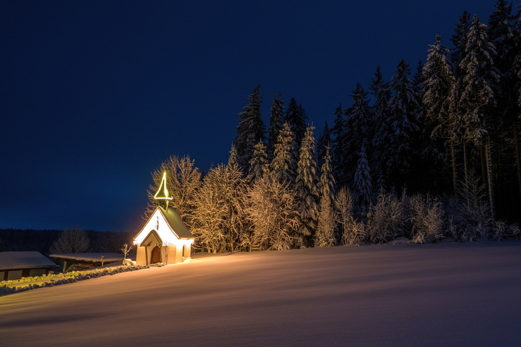Gutenkapelle in Schönwald | Die kleine Gutenkapelle in Schönwald in weihnachtlicher Festbeleuchtung - Realisiert mit Pictrs.com