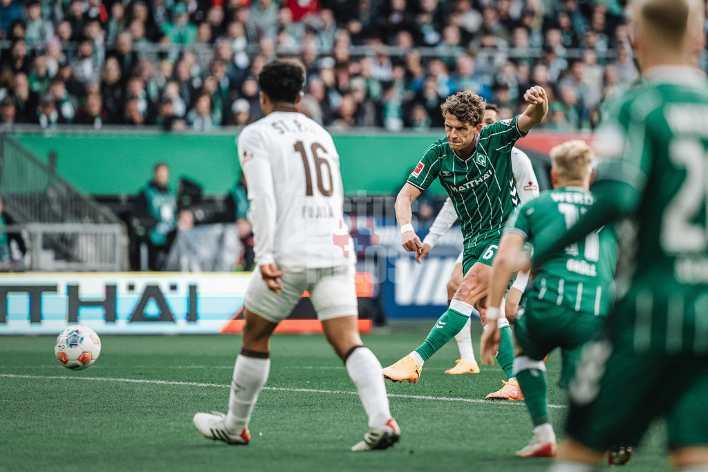 Fußball | Männer | Saison 2025/2026 | 1. Fußball-Bundesliga | 6. Spieltag | SV Werder Bremen vs. FC St. Pauli | 04.10.2025 | Jens Stage (#06, SV Werder Bremen) beim Torschuss