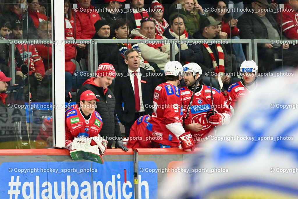 EC KAC vs. EC IDM Wärmepumpen VSV 4.2.2024 | Spielerbank EC KAC, #33 Vorauer Florian, Zeugwart EC KAC Thomas Weratschnig, Headcoach EC KAC FUREY KIRK