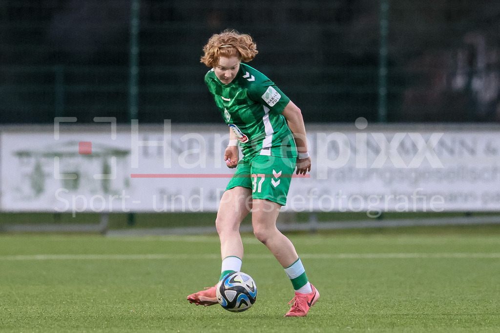 Fussball, Testspiel Frauen, DSC Arminia Bielefeld - SV Werder Bremen | v.li.: Lena Dahms (SV Werder Bremen, 37) am Ball, Freisteller, Einzelbild, Ganzkörper, Aktion, Action, Spielszene