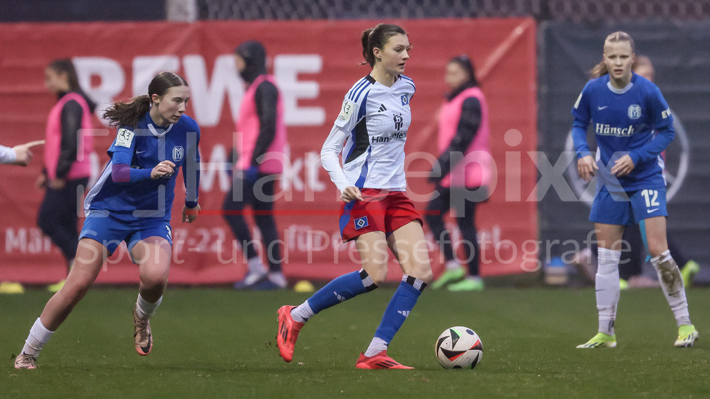 Fussball, 2. Frauen-Bundesliga, Hamburger SV - SV Meppen | v.li.: Lotta Wrede (Hambruger SV, 32) am Ball, Einzelbild, Ganzkörper, Aktion, Action, Spielszene, DIE DFB-RICHTLINIEN UNTERSAGEN JEGLICHE NUTZUNG VON FOTOS ALS SEQUENZBILDER UND/ODER VIDEOÄHNLICHE FOTOSTRECKEN. DFB REGULATIONS PROHIBIT ANY USE OF PHOTOGRAPHS AS IMAGE SEQUENCES AND/OR QUASI-VIDEO.