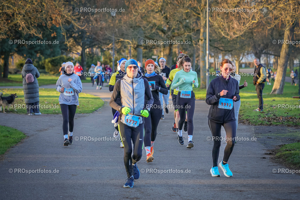 6. Bonner Nikolauslauf; Bonn, 14.12.2025 | Impressionen vom 6. Bonner Nikolauslauf am 14.12.2025 in Bonn (Nordrhein-Westfalen). 