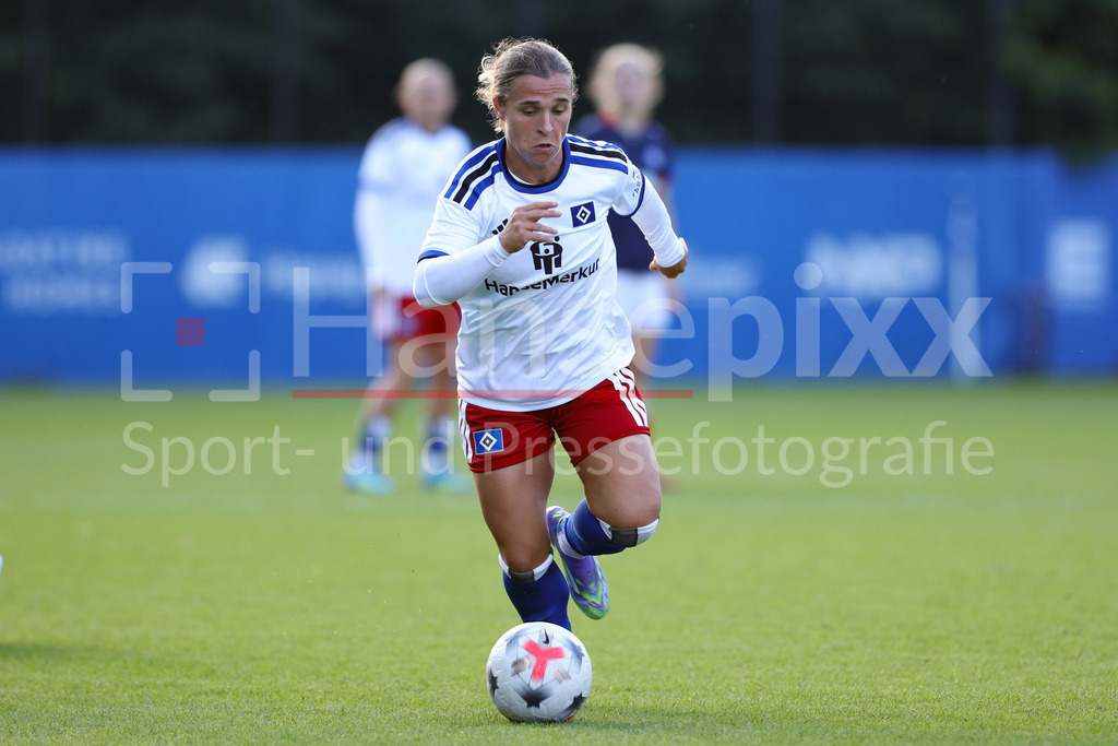 Fussball, Testspiel Frauen, Hamburger SV - Holstein Kiel | Leila Peneau (Hamburger SV, 15) am Ball, Einzelbild, Ganzkörper, Aktion, Action, Spielszene
