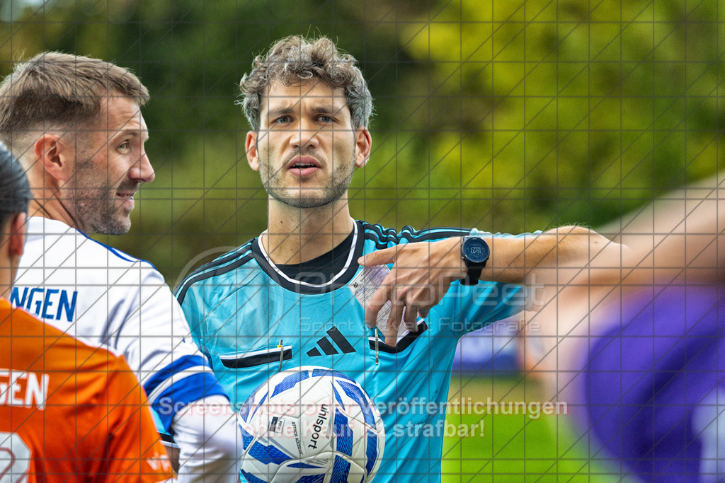 20261010_152734_0726-Bearbeitet_(c)_by_PhotoPeet | #,1.FC Eislingen (weiß) vs. TSV Bernhausen (lila), Fussball, Landesliga 2 - wfv, 11. Spieltag, Saison 2026/2027, Rasenplatz, Eichbachstation, Haldenstraße, 73054 Eislingen, 10.10.2026 - 15:30 Uhr,Foto: PhotoPeet / Sport- &amp; Eventfotografie / Peter Harich