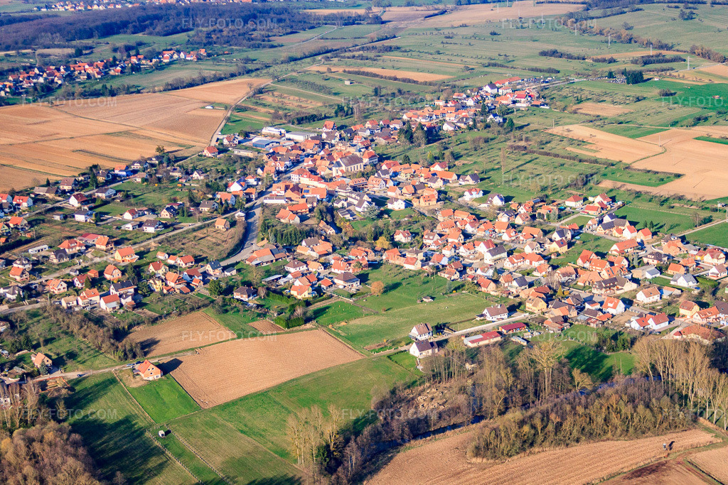 Aerial view: View of the town from the southwest in Gunstett in the state Bas-Rhin, France. – Photo: IMG_38712.jpg taken on 03/20/2011 by Werner Riehm/FLY-FOTO.com – Resolution of the original: 4752 x 3168 px