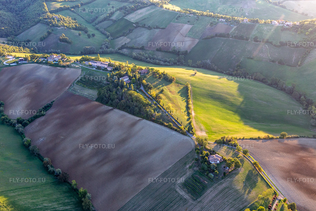 Vue aérienne: Albinisme à Albinea dans le département Reggio Emilia, Italie. Photo: IMG_134724.jpg prise le 19/09/2022 par Werner Riehm/FLY-FOTO.euRésolution de l'original: 5097 x 3398 px