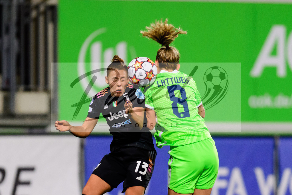 WOBJUV20211118_029_1 | Fussball, Frauen: Lisa Boattin (Juventus FC) und Lena Lattwein (VfL Wolfsburg) im Zweikampf bei dem Spiel der UEFA Women´s Champions League zwischen VfL Wolfsburg und Juventus Turin im AOK-Stadion am 18.11.2021 in Wolfsburg, Deutschland. - Realisiert mit Pictrs.com